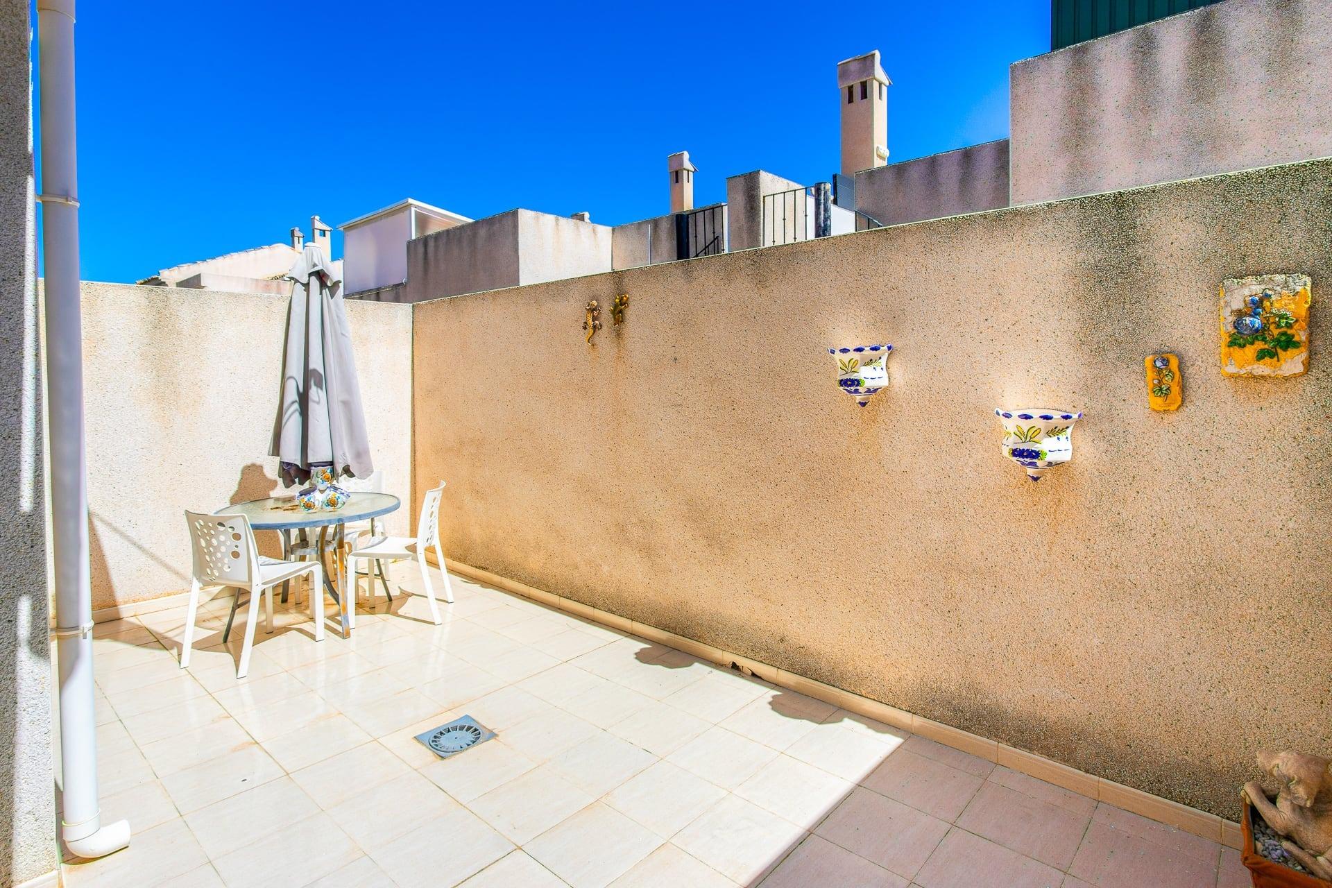 Bungalow en planta baja de 2 dormitorios con garaje y piscina comunitaria en Villamartín - Image 24