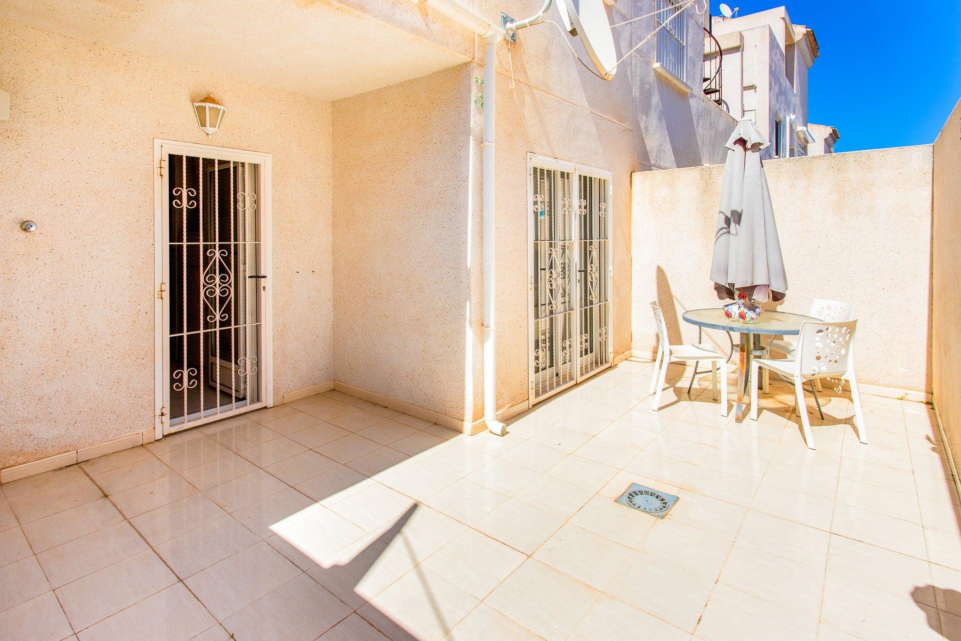 Bungalow en planta baja de 2 dormitorios con garaje y piscina comunitaria en Villamartín - Image 25