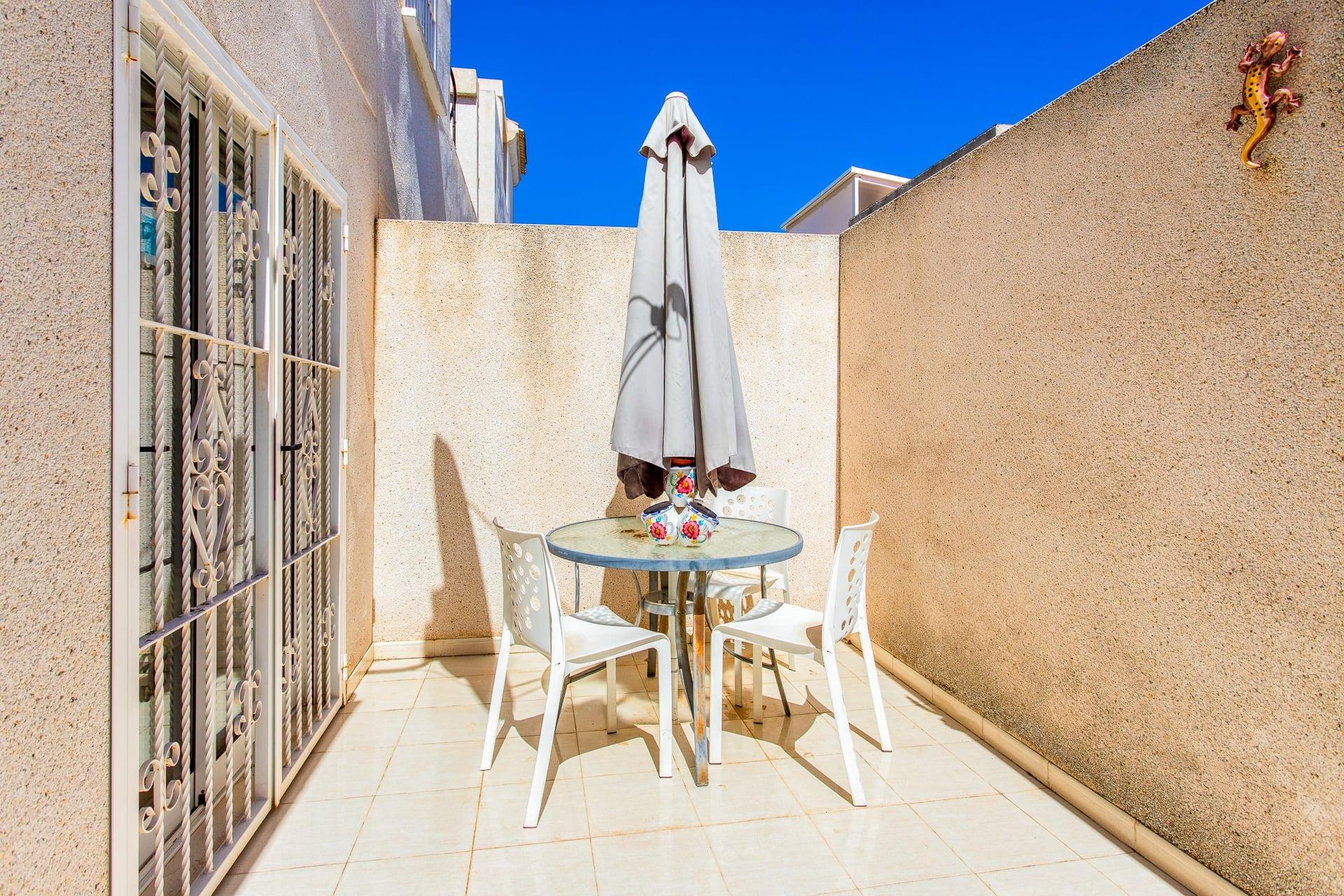 Bungalow en planta baja de 2 dormitorios con garaje y piscina comunitaria en Villamartín - Image 26