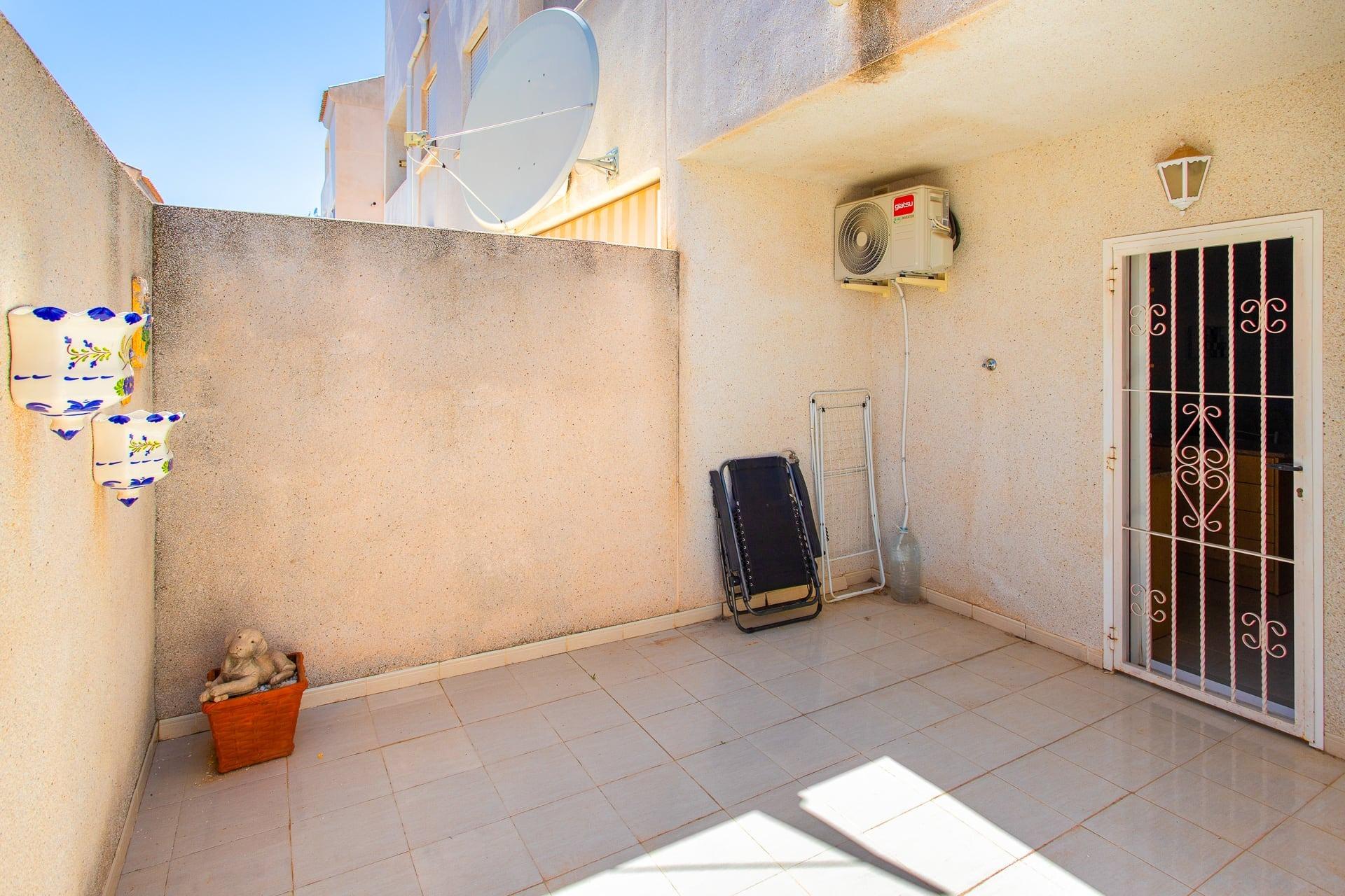 Bungalow en planta baja de 2 dormitorios con garaje y piscina comunitaria en Villamartín - Image 27
