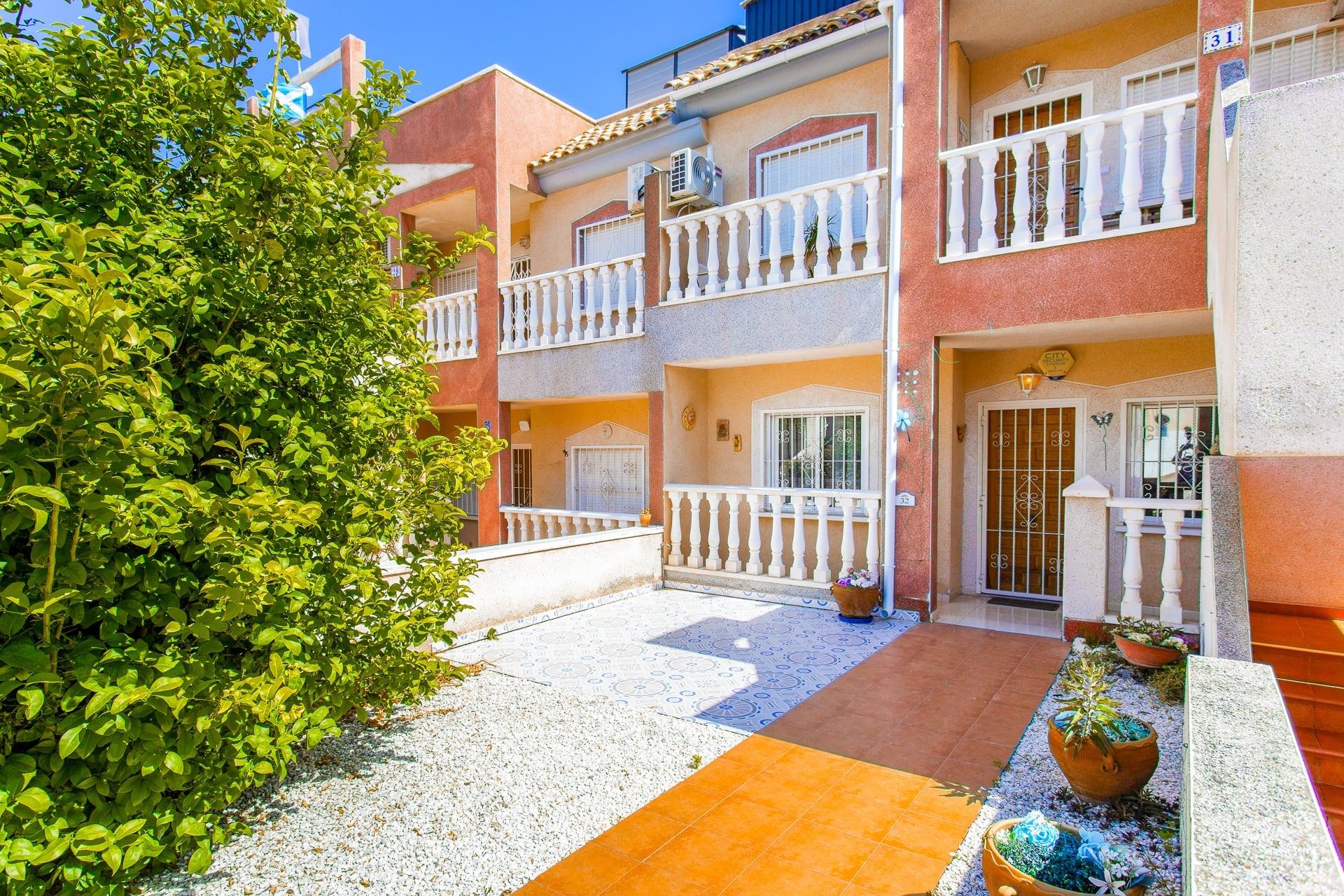 Bungalow en planta baja de 2 dormitorios con garaje y piscina comunitaria en Villamartín - Image 28