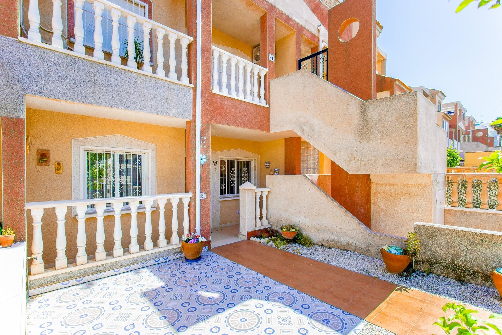 Bungalow en planta baja de 2 dormitorios con garaje y piscina comunitaria en Villamartín - Image 29