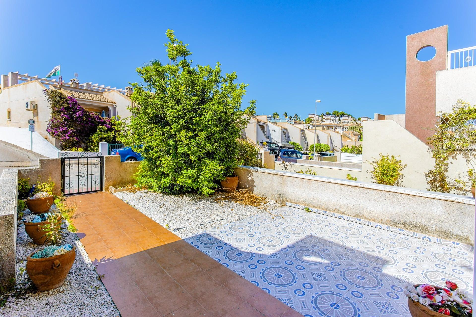 Bungalow en planta baja de 2 dormitorios con garaje y piscina comunitaria en Villamartín - Image 30