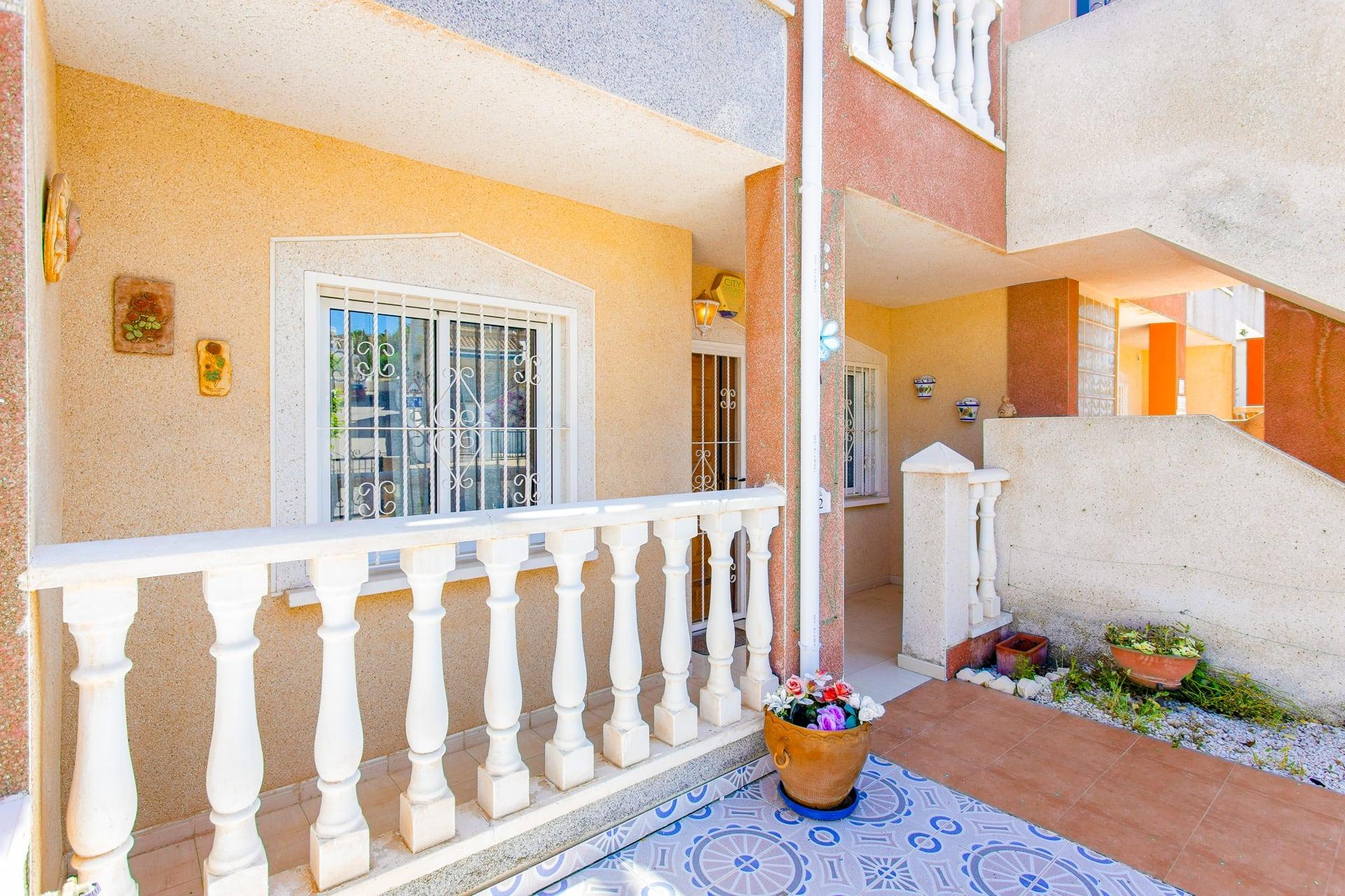 Bungalow en planta baja de 2 dormitorios con garaje y piscina comunitaria en Villamartín - Image 32