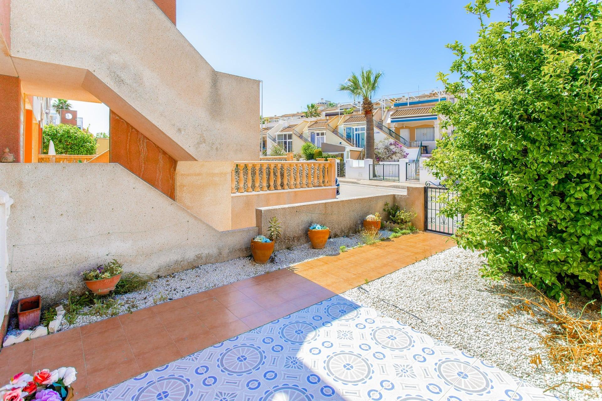 Bungalow en planta baja de 2 dormitorios con garaje y piscina comunitaria en Villamartín - Image 33