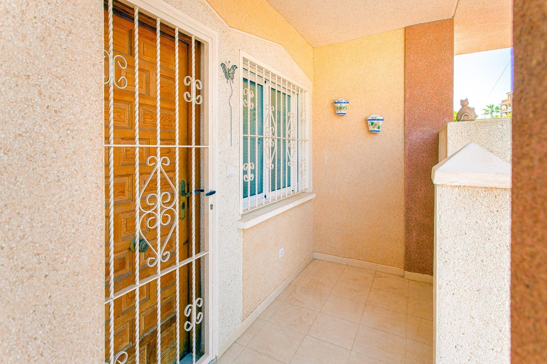 Bungalow en planta baja de 2 dormitorios con garaje y piscina comunitaria en Villamartín - Image 40
