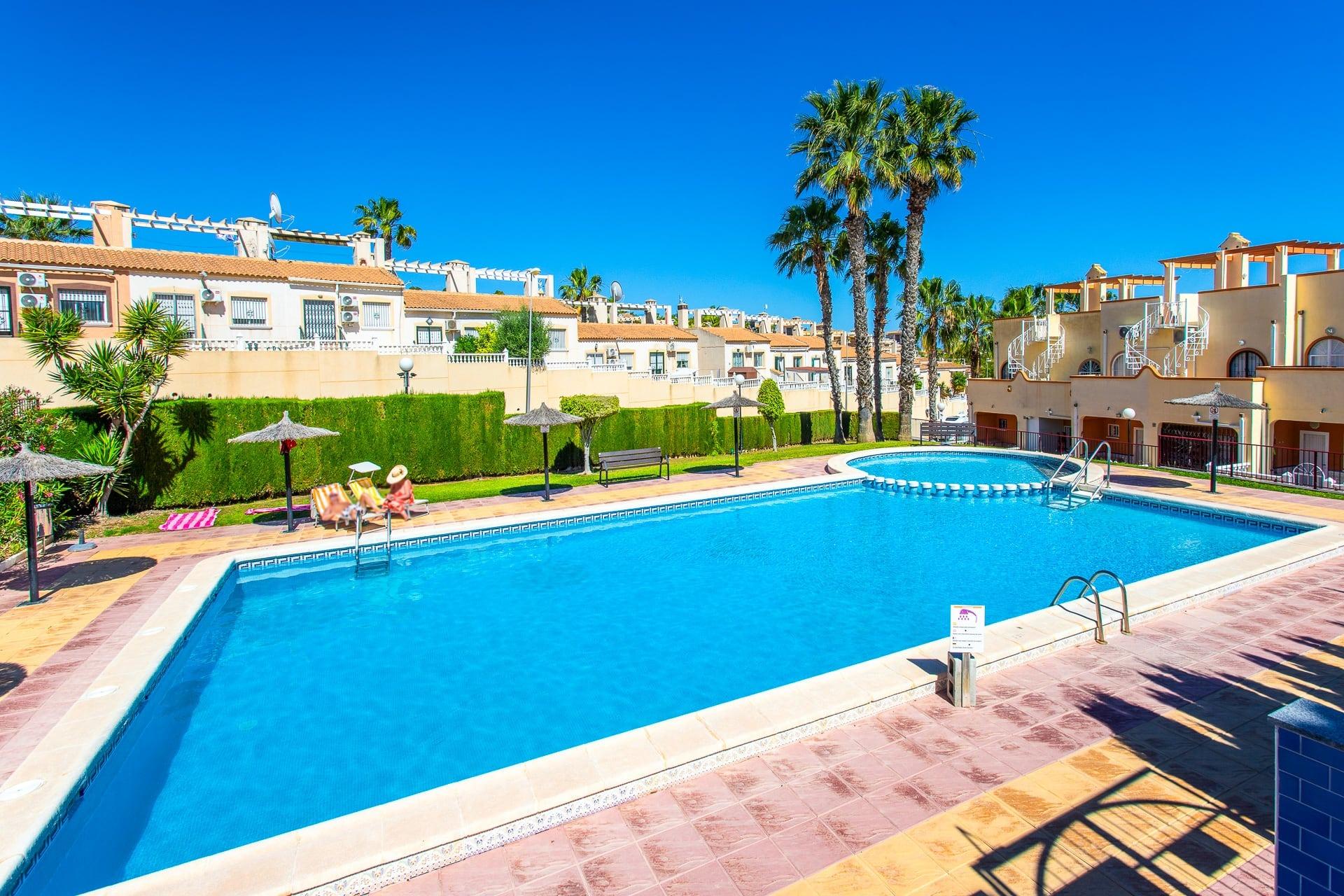 Bungalow en planta baja de 2 dormitorios con garaje y piscina comunitaria en Villamartín - Image 42