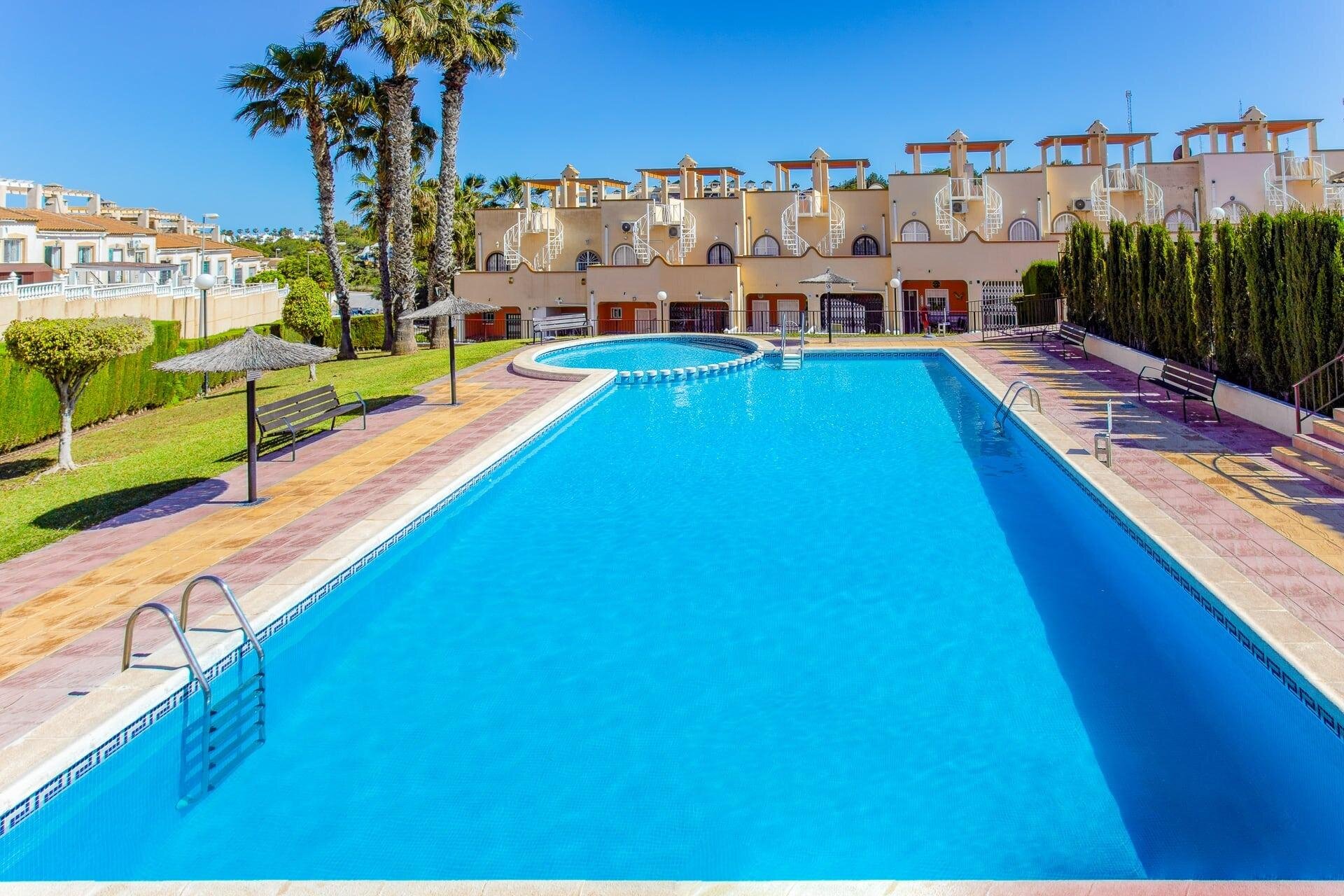 Bungalow en planta baja de 2 dormitorios con garaje y piscina comunitaria en Villamartín - Image 43