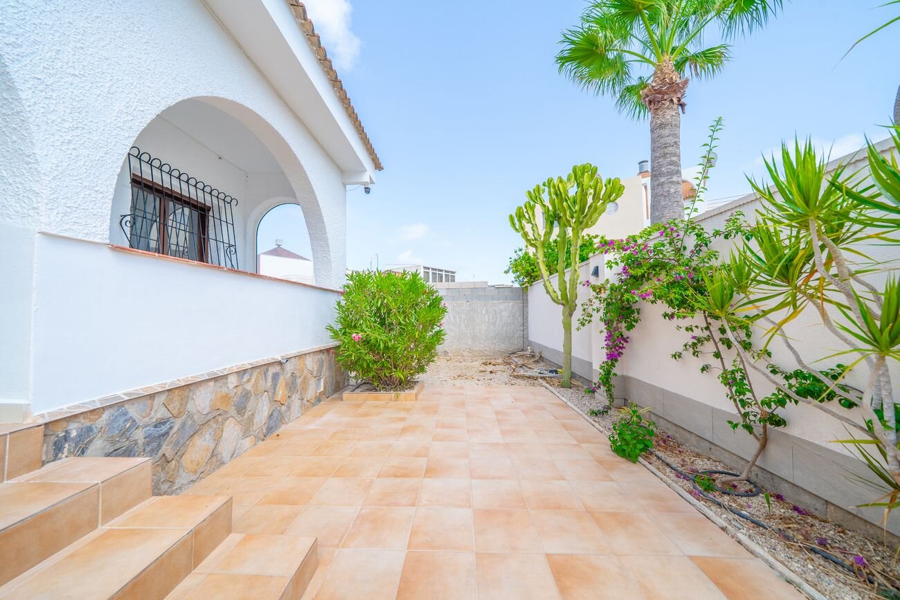 5-Bedroom Villa in La Siesta, Torrevieja - Image 10