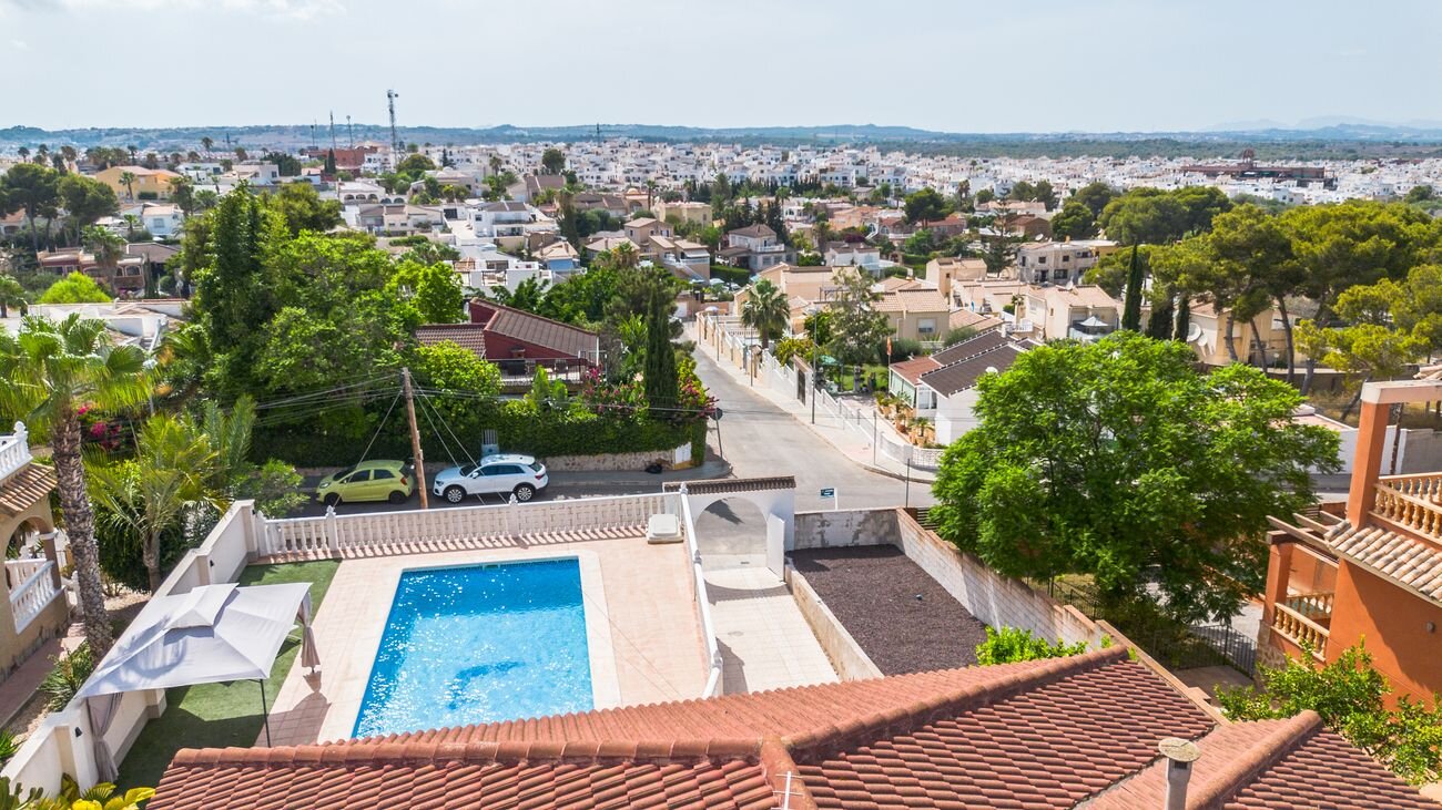 5-Bedroom Villa in La Siesta, Torrevieja - Image 11