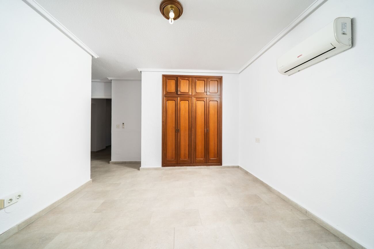 5-Bedroom Villa in La Siesta, Torrevieja - Image 17