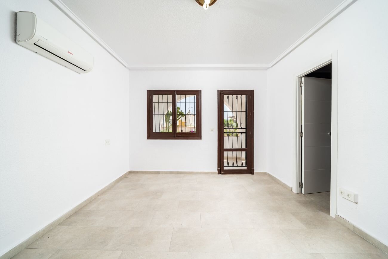 5-Bedroom Villa in La Siesta, Torrevieja - Image 19