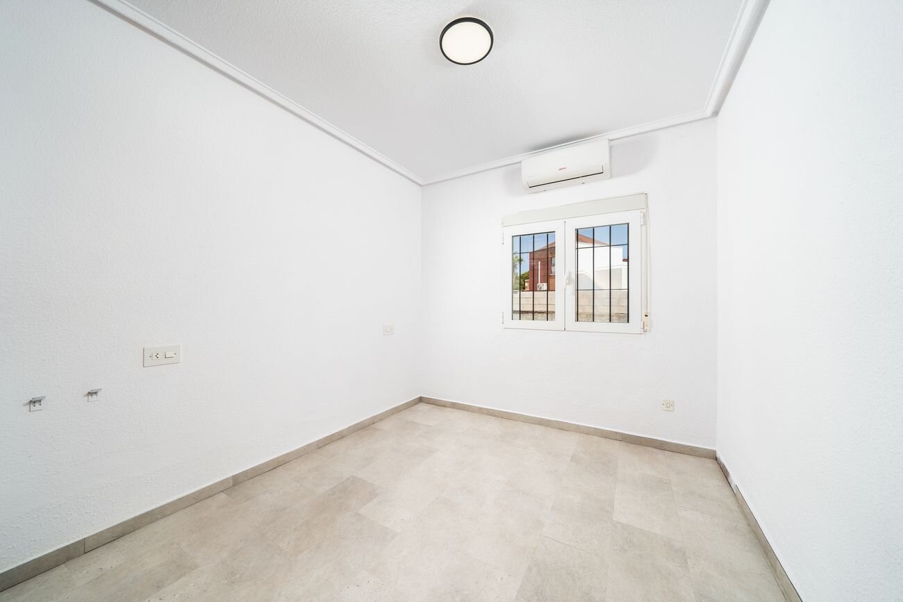 5-Bedroom Villa in La Siesta, Torrevieja - Image 21