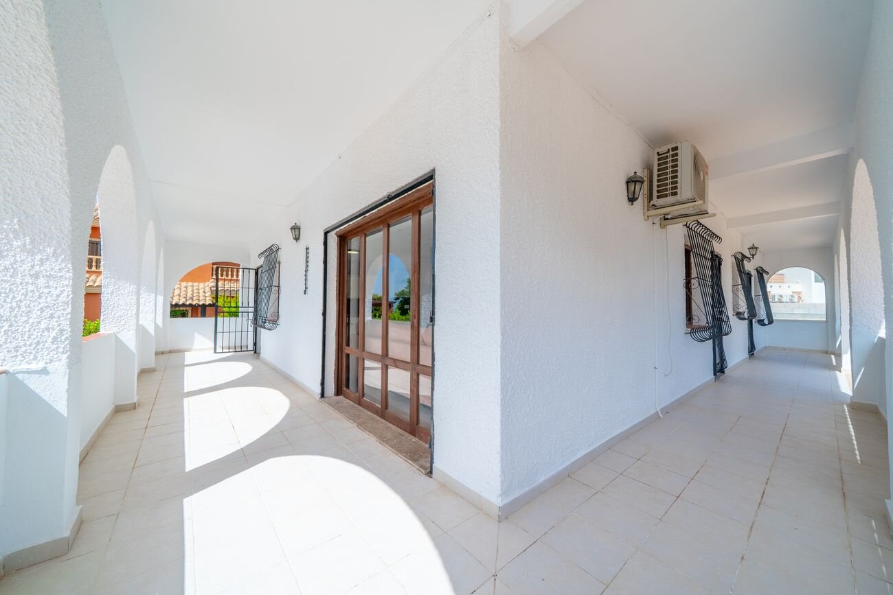 5-Bedroom Villa in La Siesta, Torrevieja - Image 25