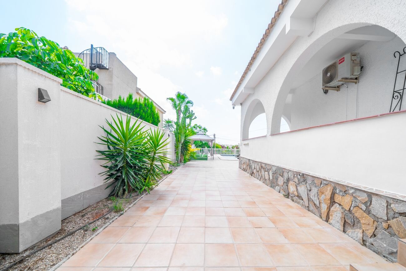 5-Bedroom Villa in La Siesta, Torrevieja - Image 26