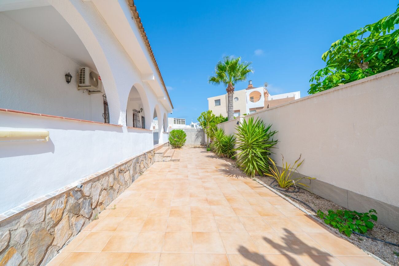 5-Bedroom Villa in La Siesta, Torrevieja - Image 27