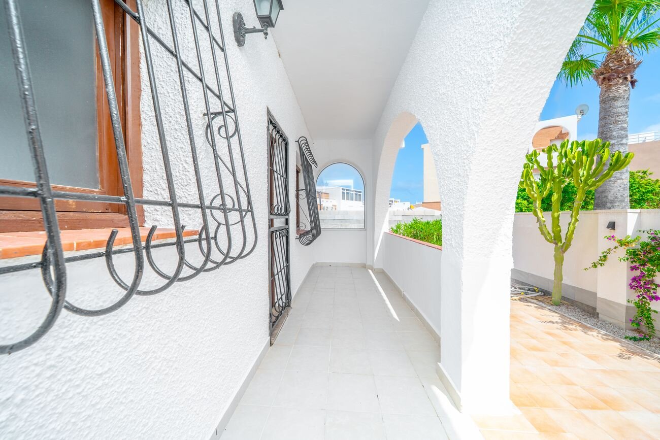 5-Bedroom Villa in La Siesta, Torrevieja - Image 29