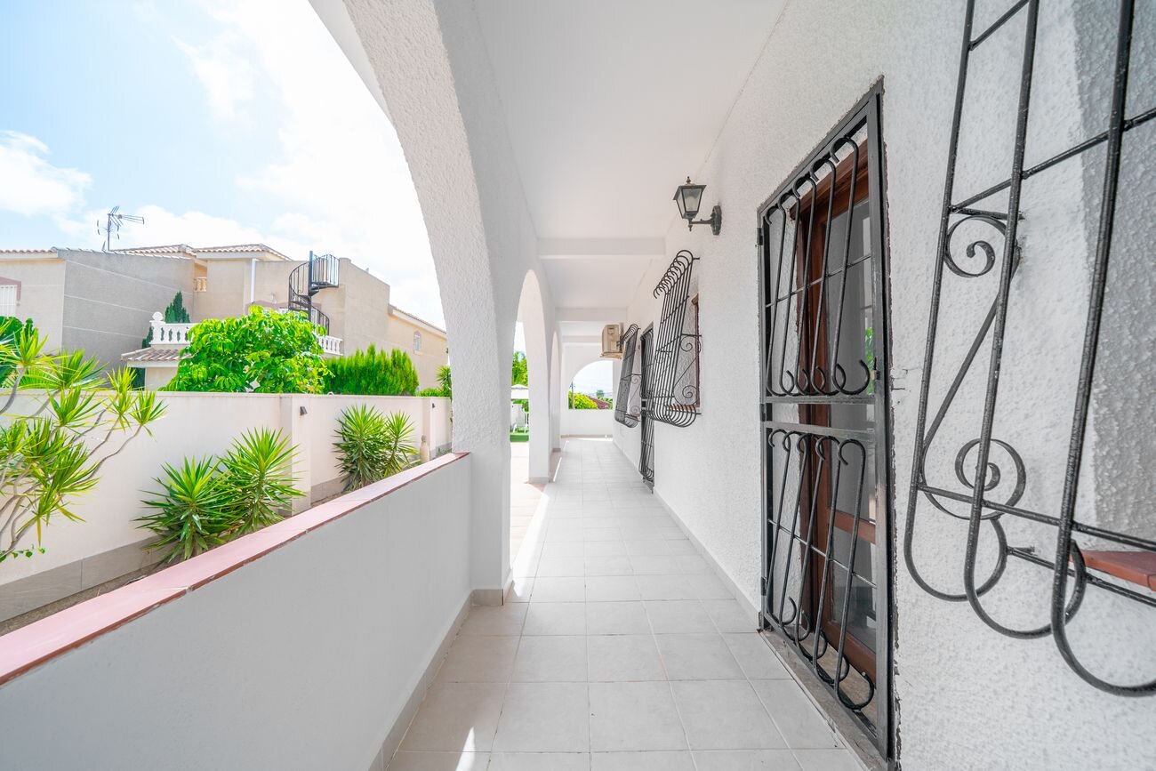 5-Bedroom Villa in La Siesta, Torrevieja - Image 31