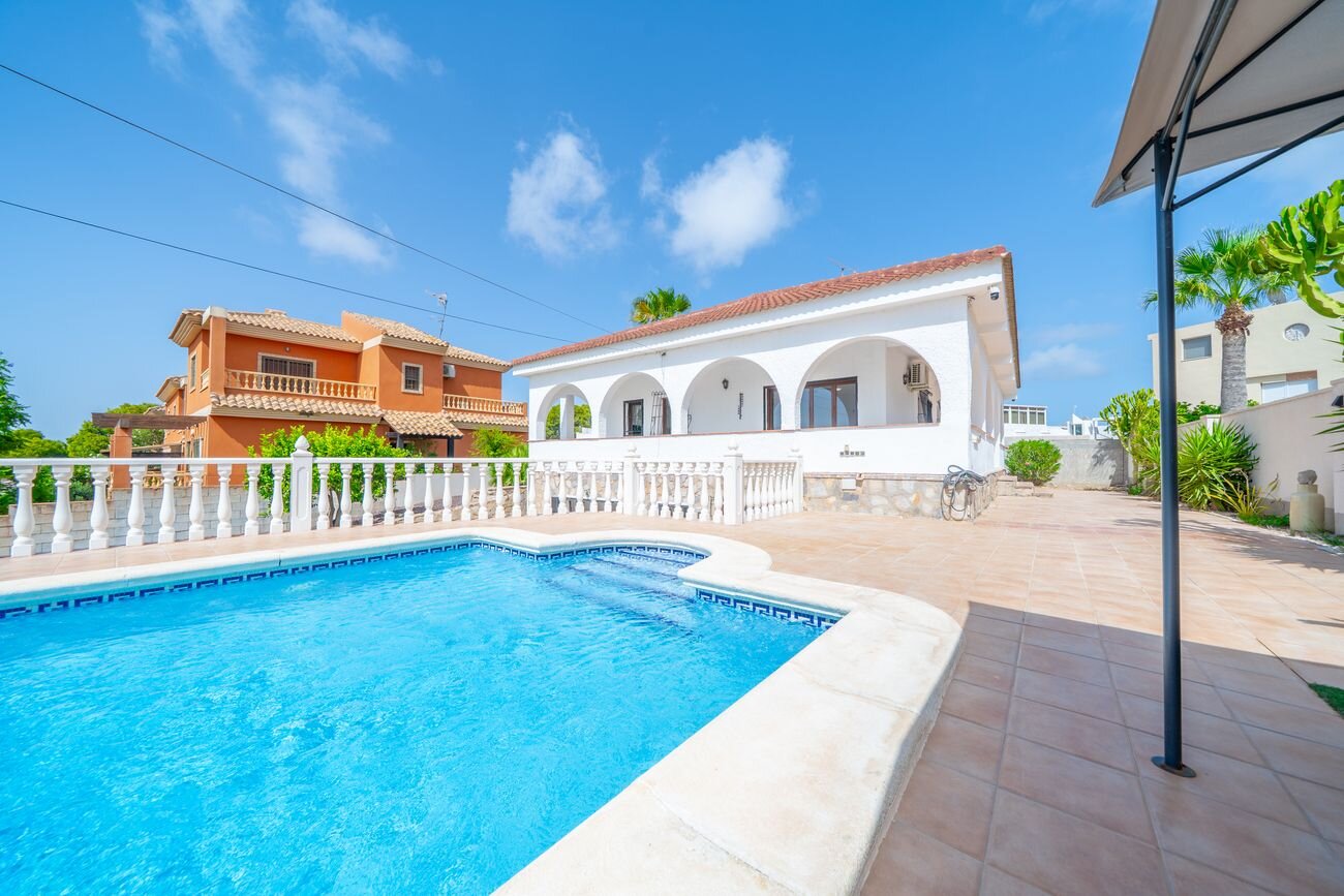 5-Bedroom Villa in La Siesta, Torrevieja - Image 34