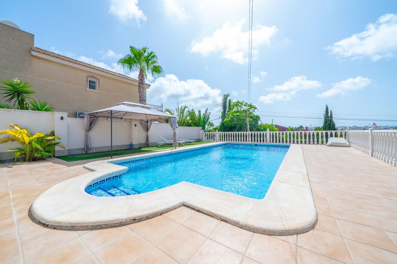 5-Bedroom Villa in La Siesta, Torrevieja - Image 35