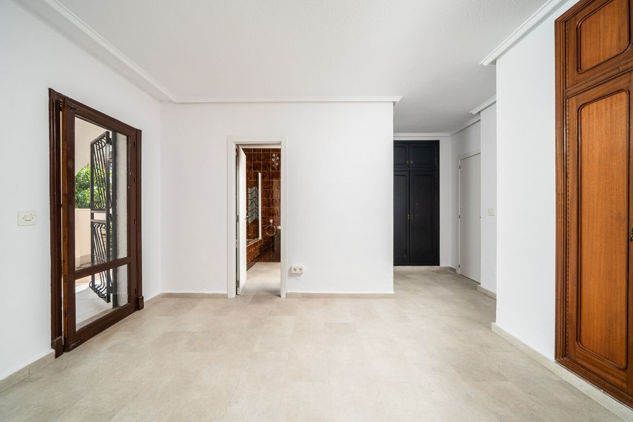 5-Bedroom Villa in La Siesta, Torrevieja - Image 49