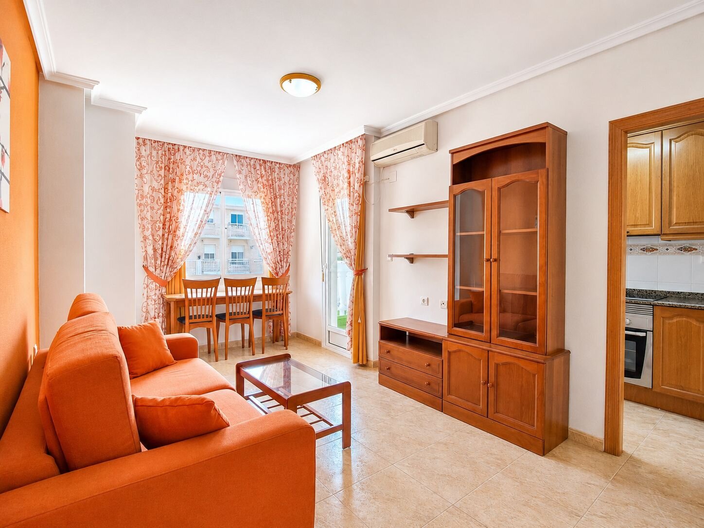 2-Bedroom Apartment in Estacion de Autobuses, Torrevieja - Image 2