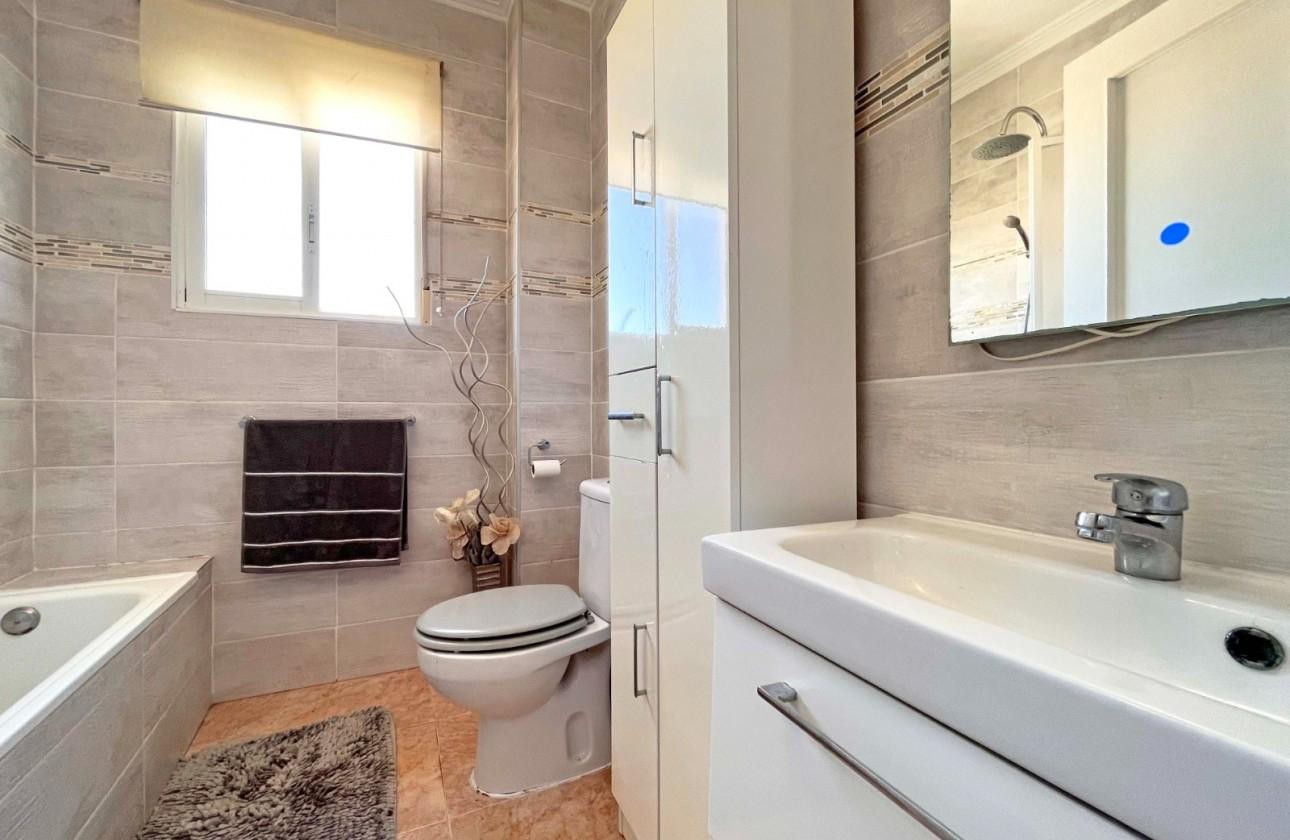 Villa met 4 Slaapkamers in La Zenia, Orihuela Costa - Image 9