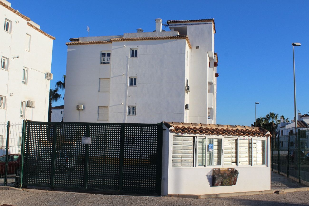 2-Bedroom Apartment in Las Filipinas, Orihuela Costa - Image 27