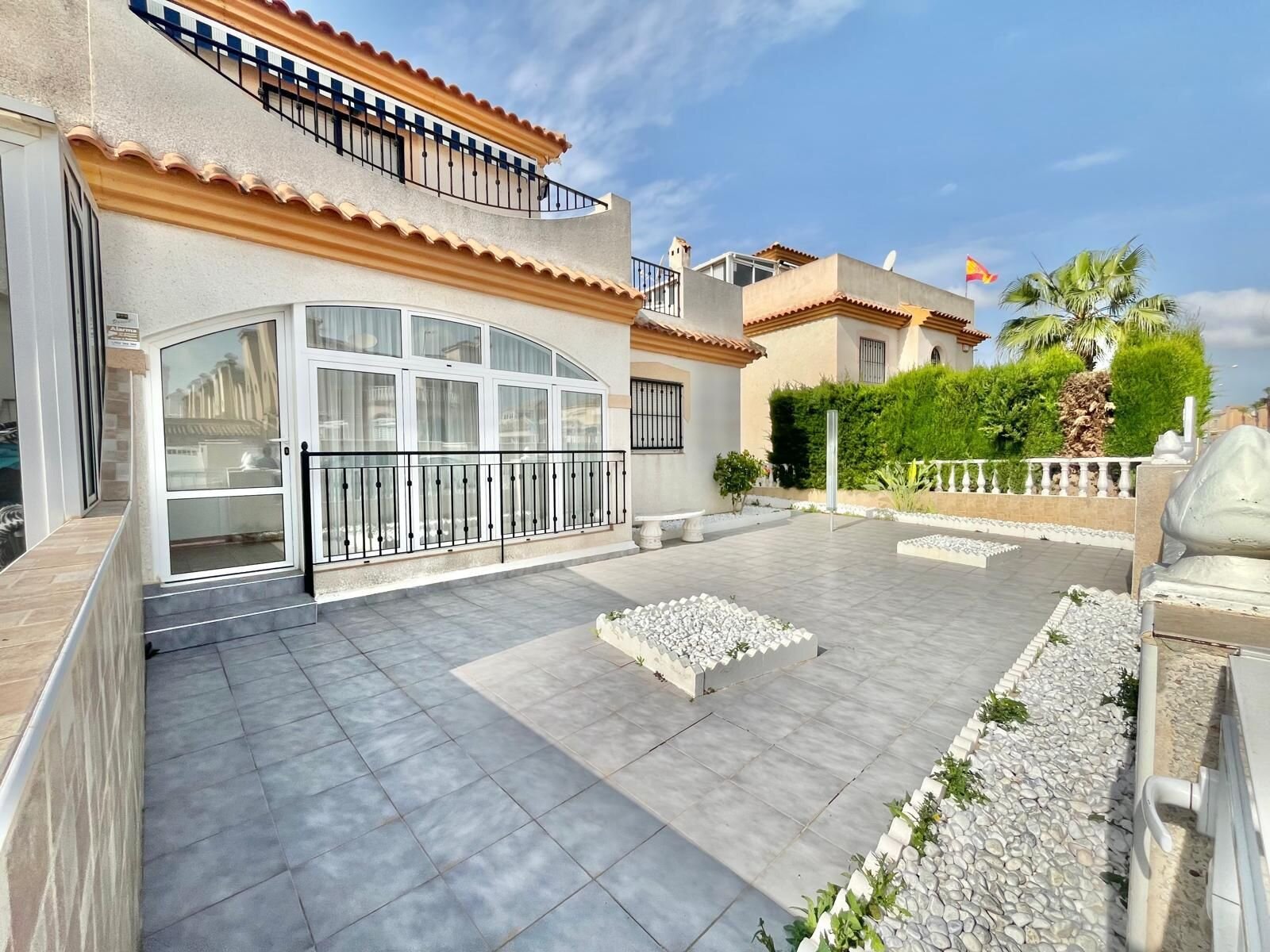 3-Bedroom Apartment in Playa Flamenca, Orihuela Costa - Image 2
