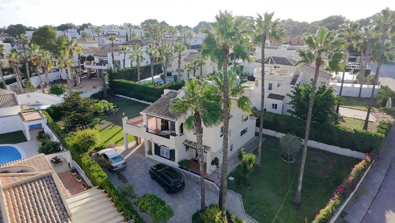3-Bedroom Villa in Orihuela Costa - Image 1