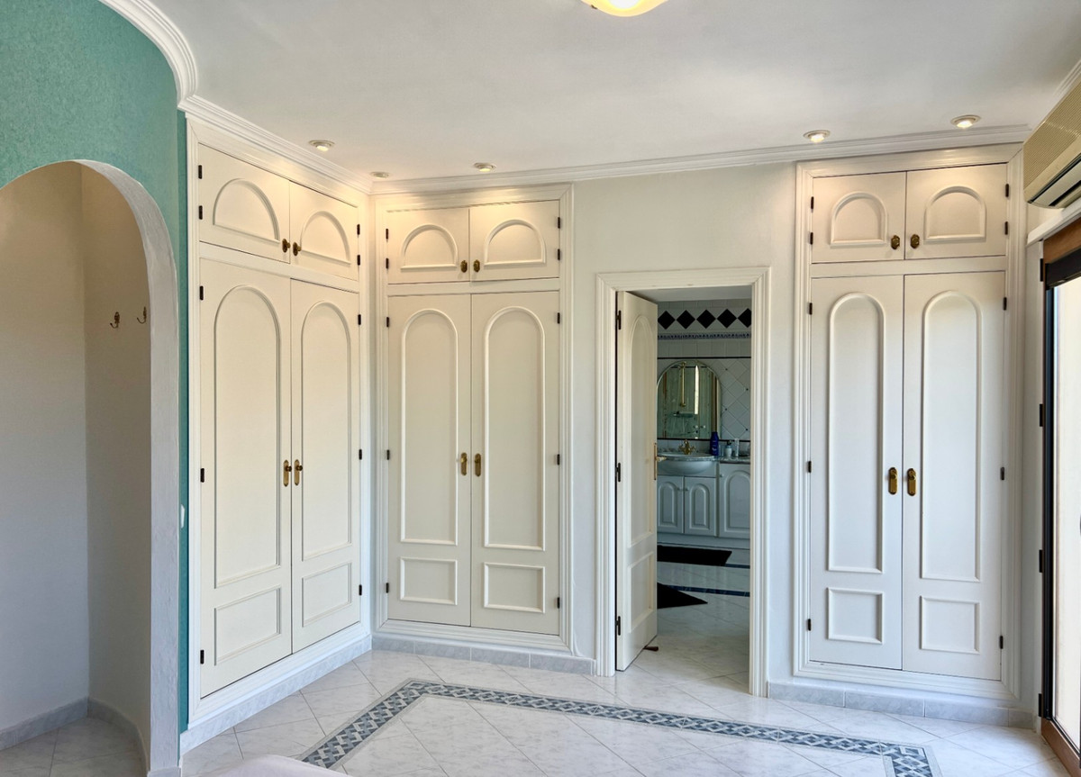 4-Bedroom Detached House in  Calpe - Image 12