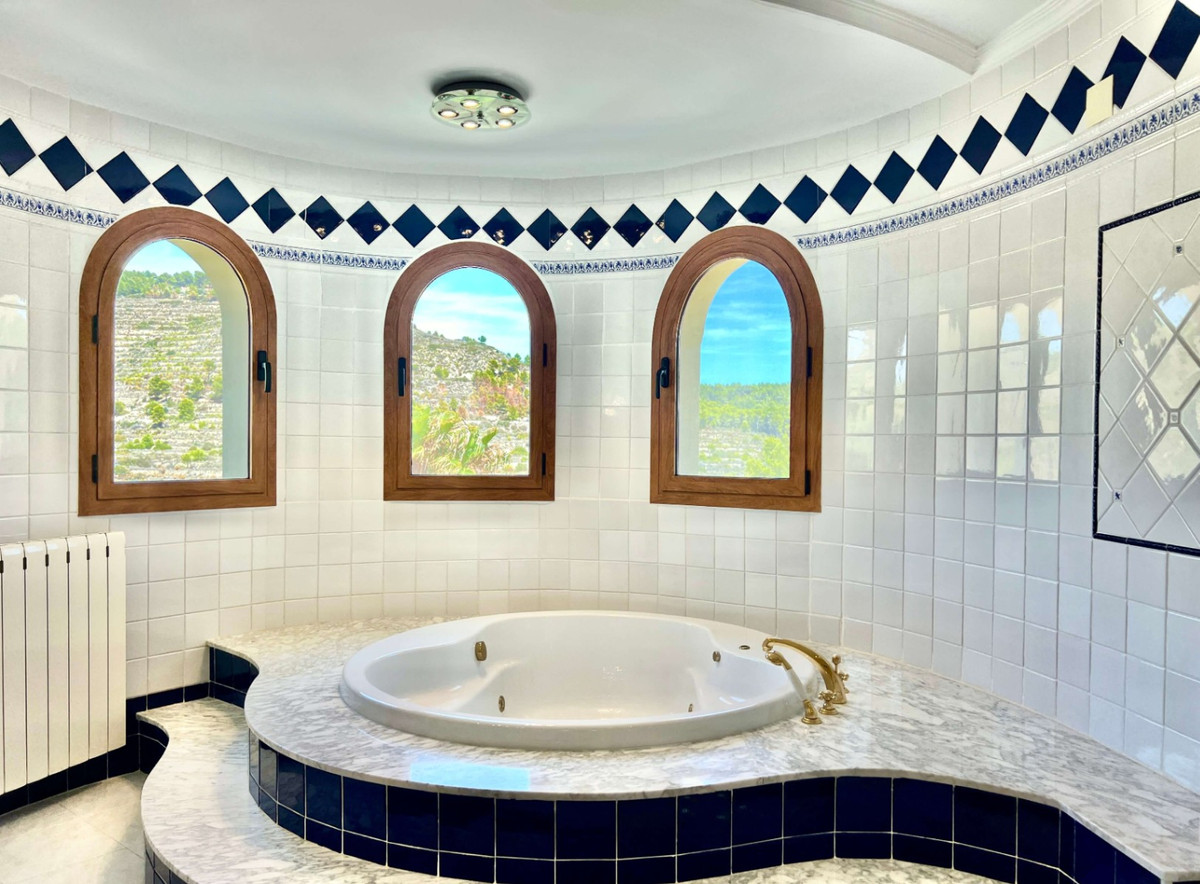 4-Bedroom Detached House in  Calpe - Image 13