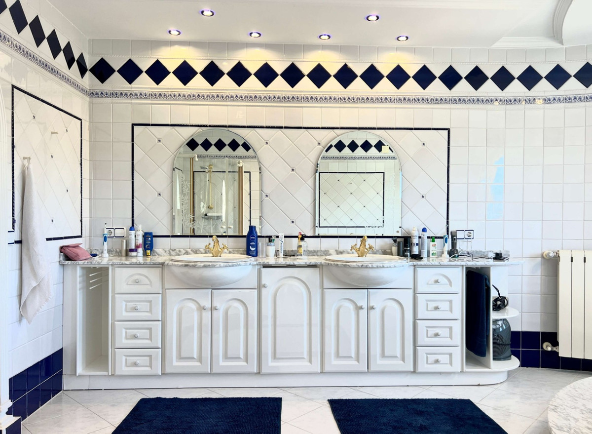 4-Bedroom Detached House in  Calpe - Image 14