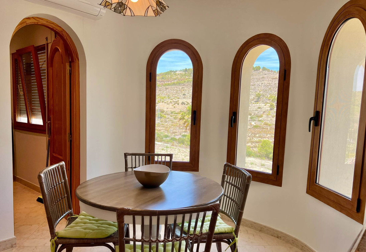 4-Bedroom Detached House in  Calpe - Image 17