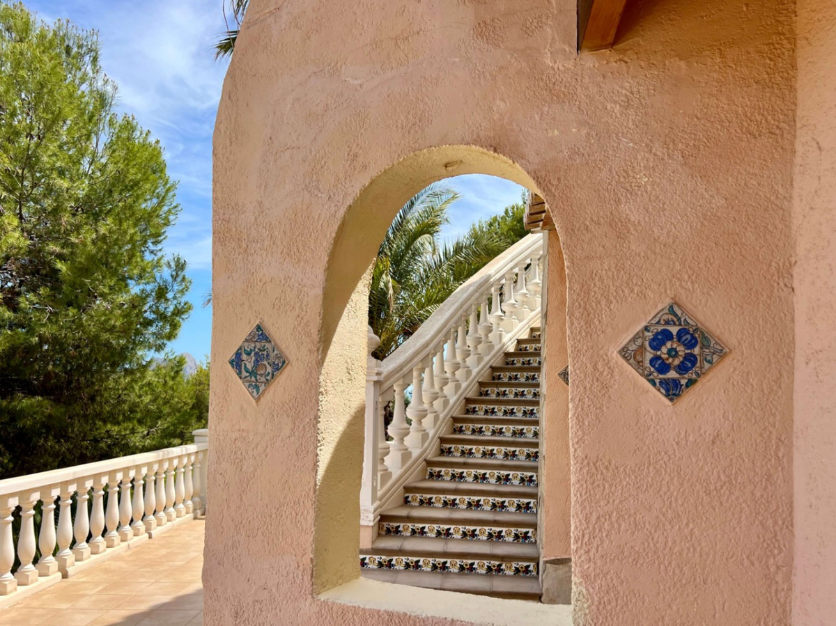 4-Bedroom Detached House in  Calpe - Image 18