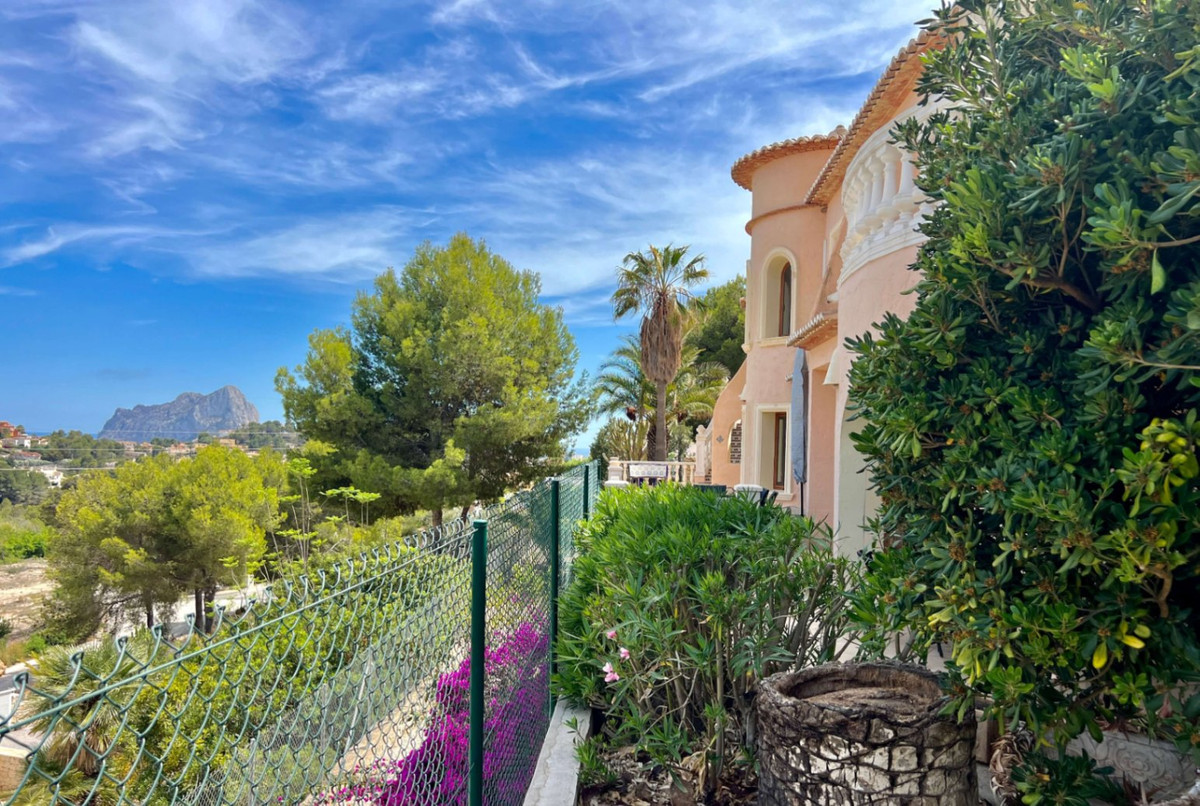4-Bedroom Detached House in  Calpe - Image 21