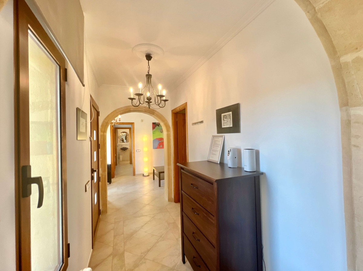 4-Bedroom Detached House in  Calpe - Image 23