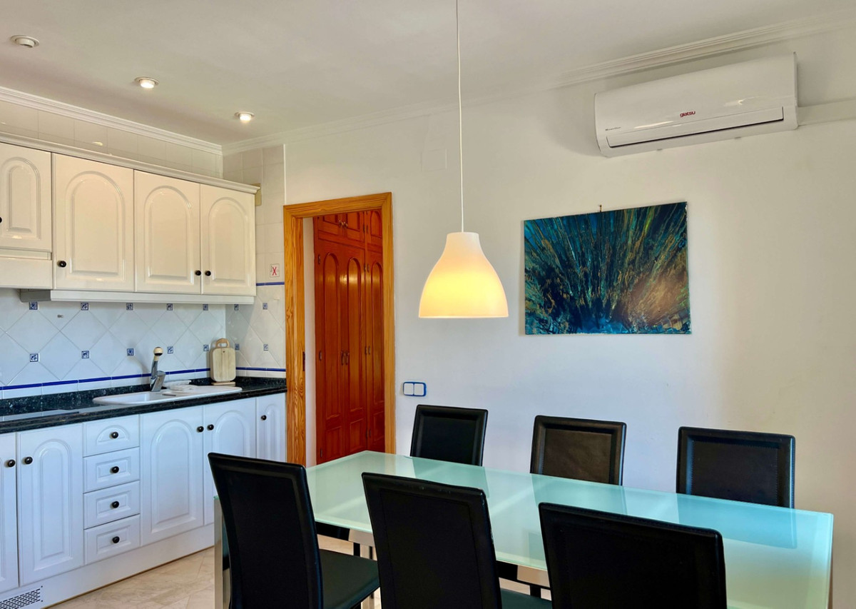 4-Bedroom Detached House in  Calpe - Image 25