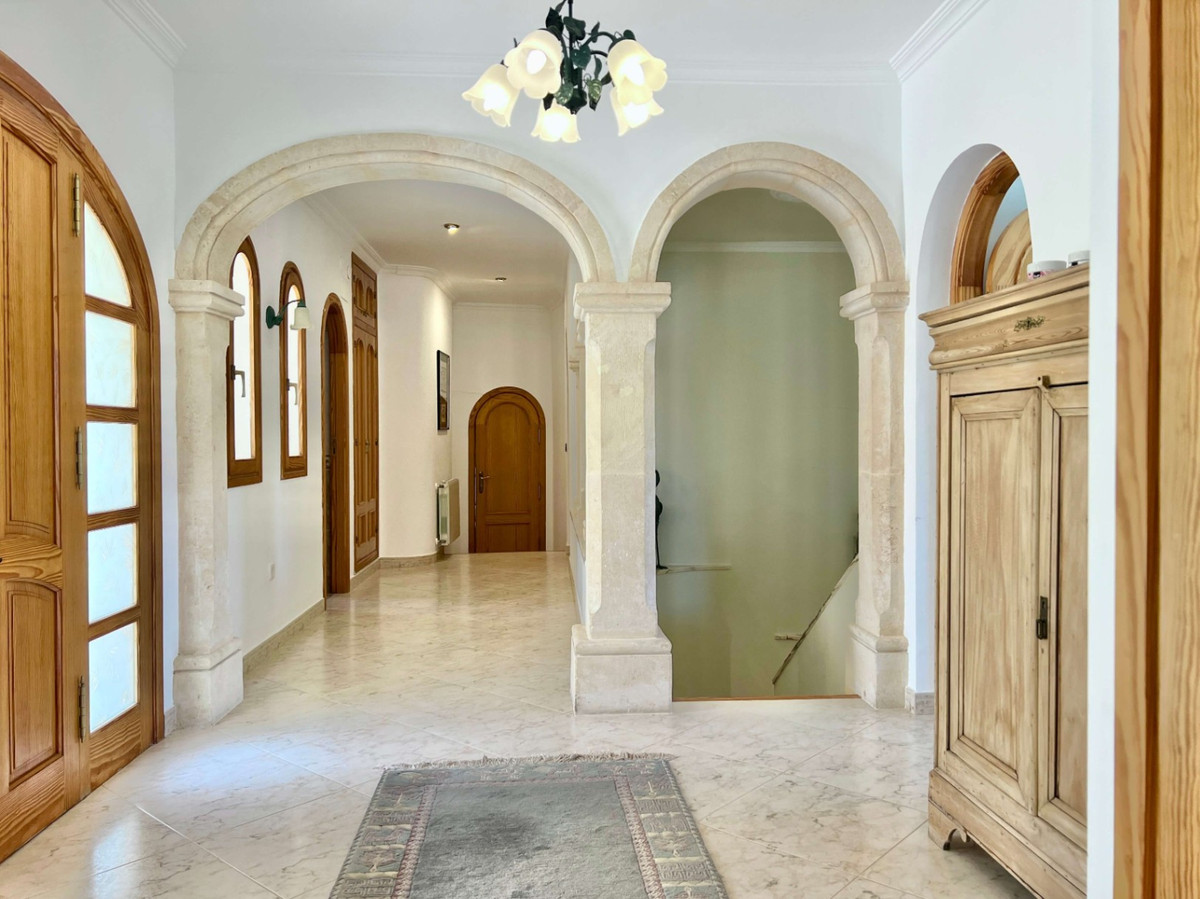 4-Bedroom Detached House in  Calpe - Image 3