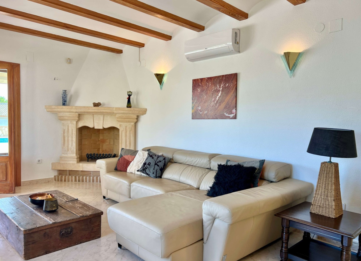 4-Bedroom Detached House in  Calpe - Image 6