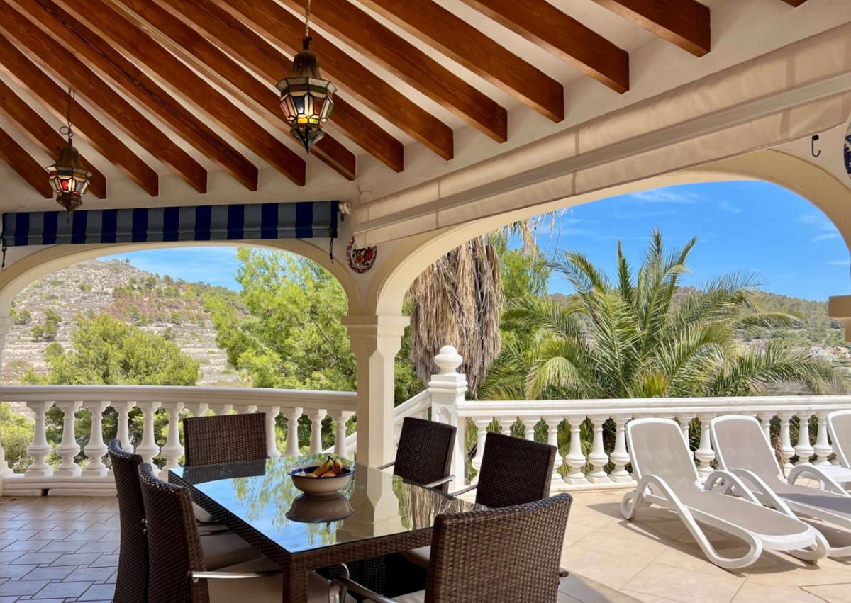 4-Bedroom Detached House in  Calpe - Image 8