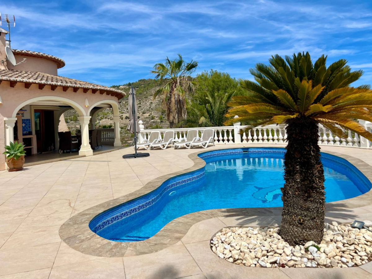 4-Bedroom Detached House in  Calpe - Image 9