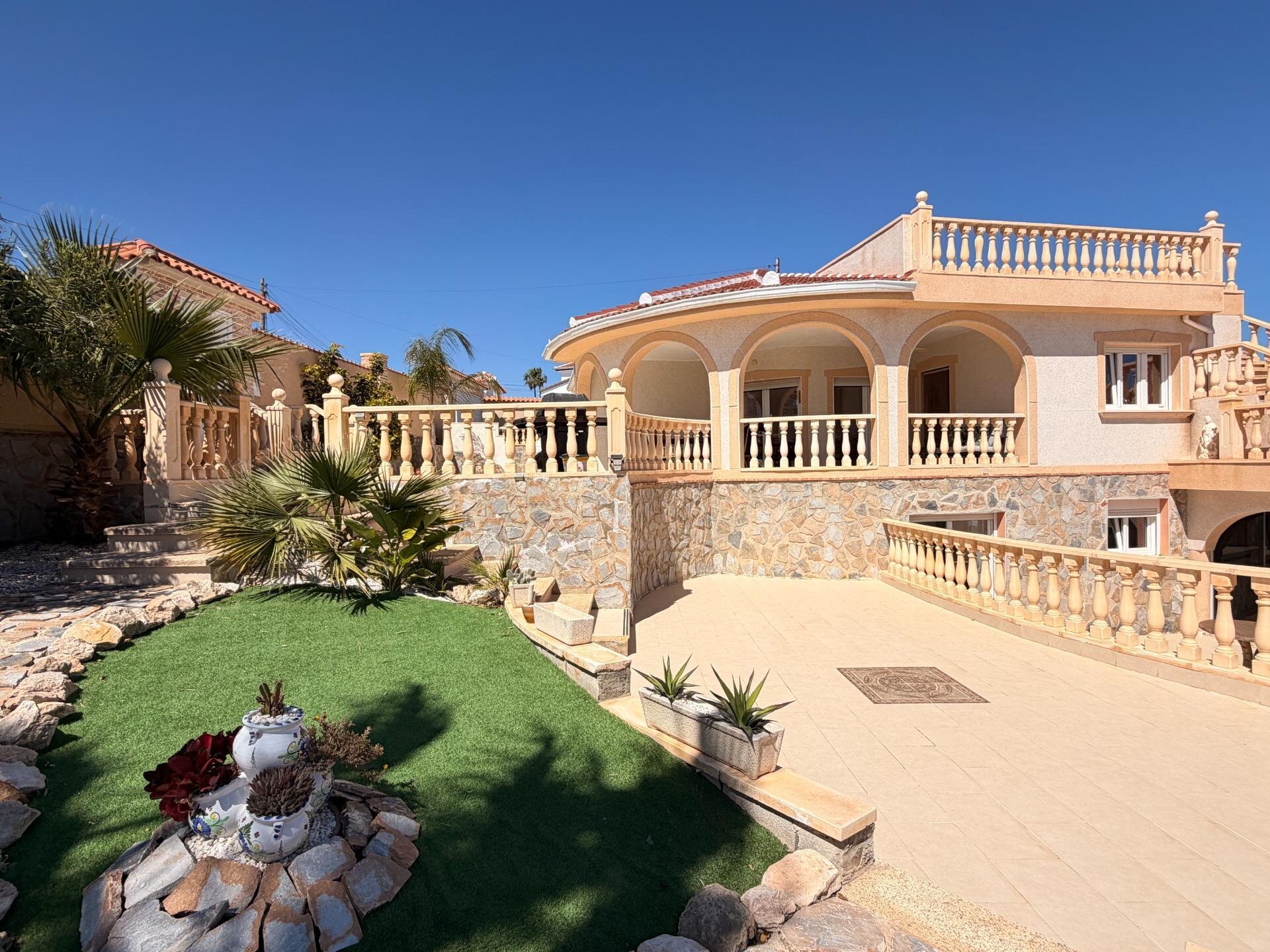 5-Bedroom Villa in Centro de la Ciudad Quesada, Rojales - Image 2