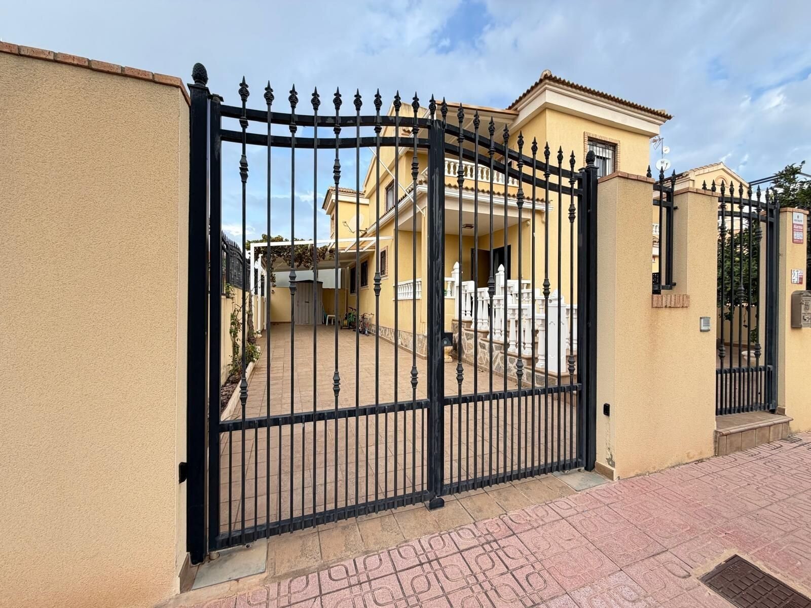 4-Bedroom Villa in Lomas de Don Juan, Orihuela Costa - Image 4