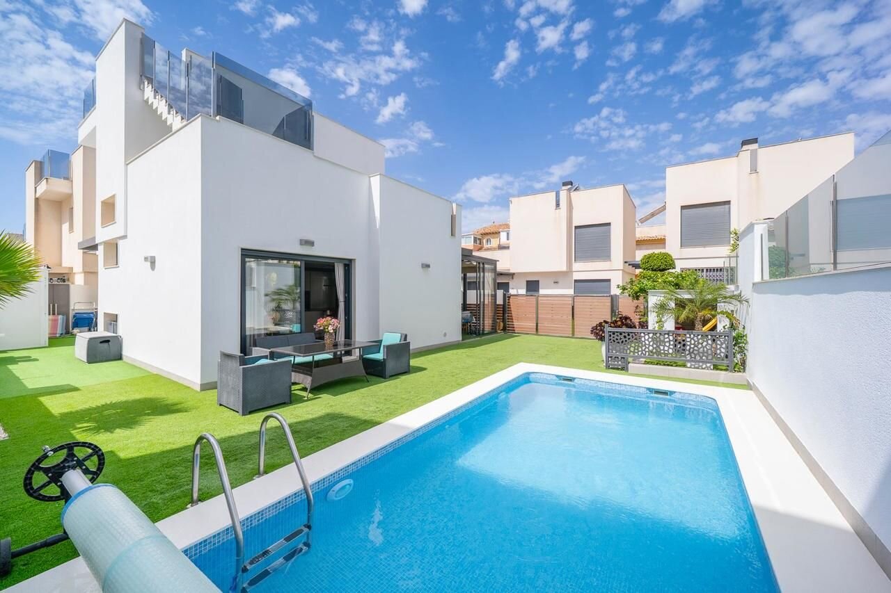 Villa de 5 Chambres à Aguas Nuevas, Torrevieja - Image 1