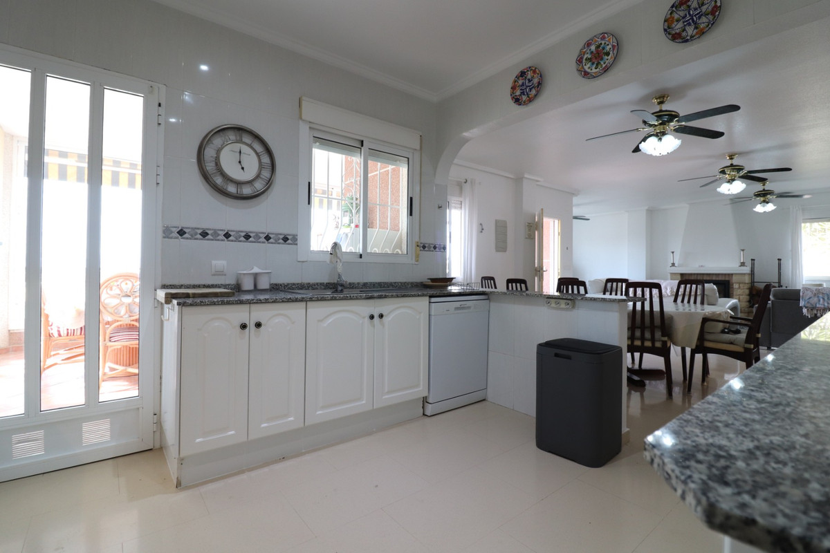 4-Bedroom Detached House in Algorfa | Sunny Casas - Cost... - Image 11