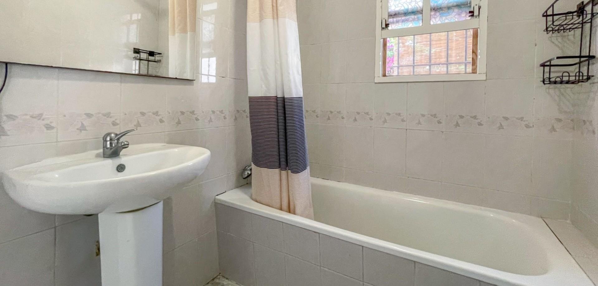 2-Bedroom Bungalow in Playa Flamenca, Orihuela Costa - Image 16