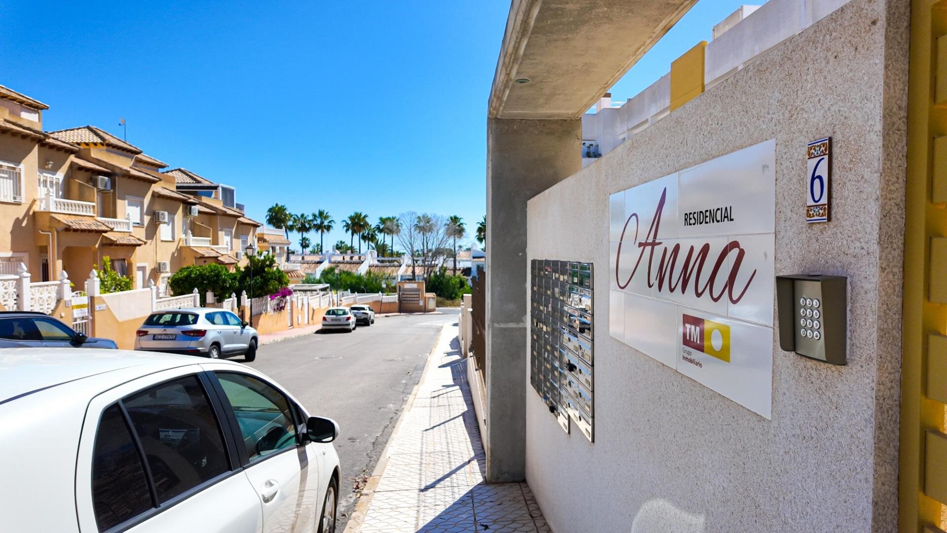 2-Bedroom Apartment in Lomas de Cabo Roig, Orihuela Costa - Image 2