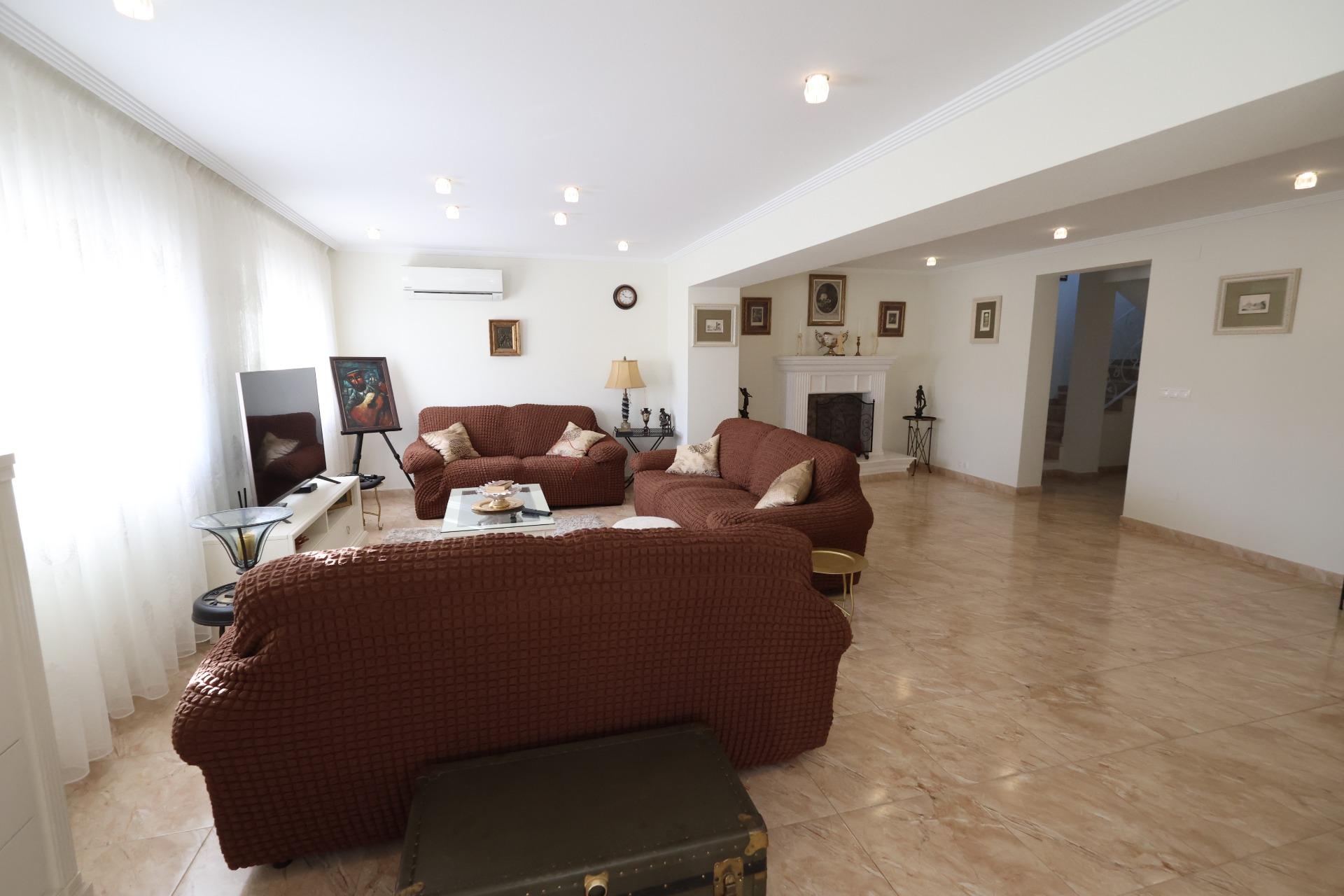 5-Bedroom Villa in Los Balcones - Los Altos del Edén, Torrevieja - Image 19