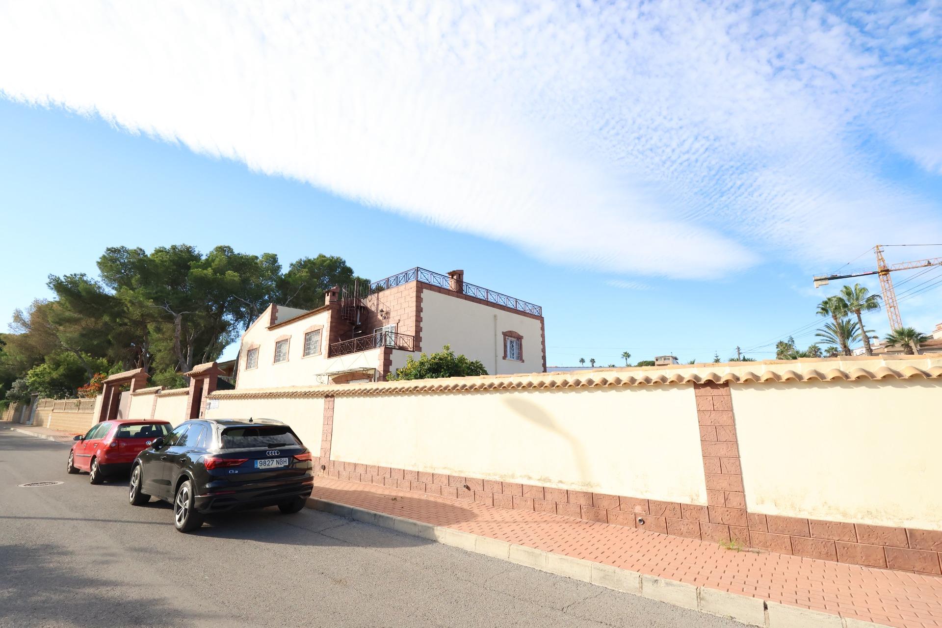 5-Bedroom Villa in Los Balcones - Los Altos del Edén, Torrevieja - Image 39